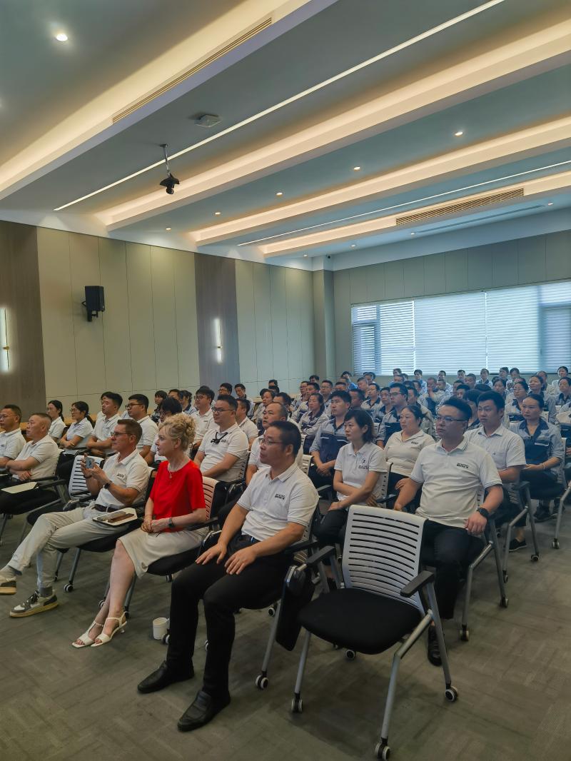 八十载回望砺初心  新征程奋进续华章